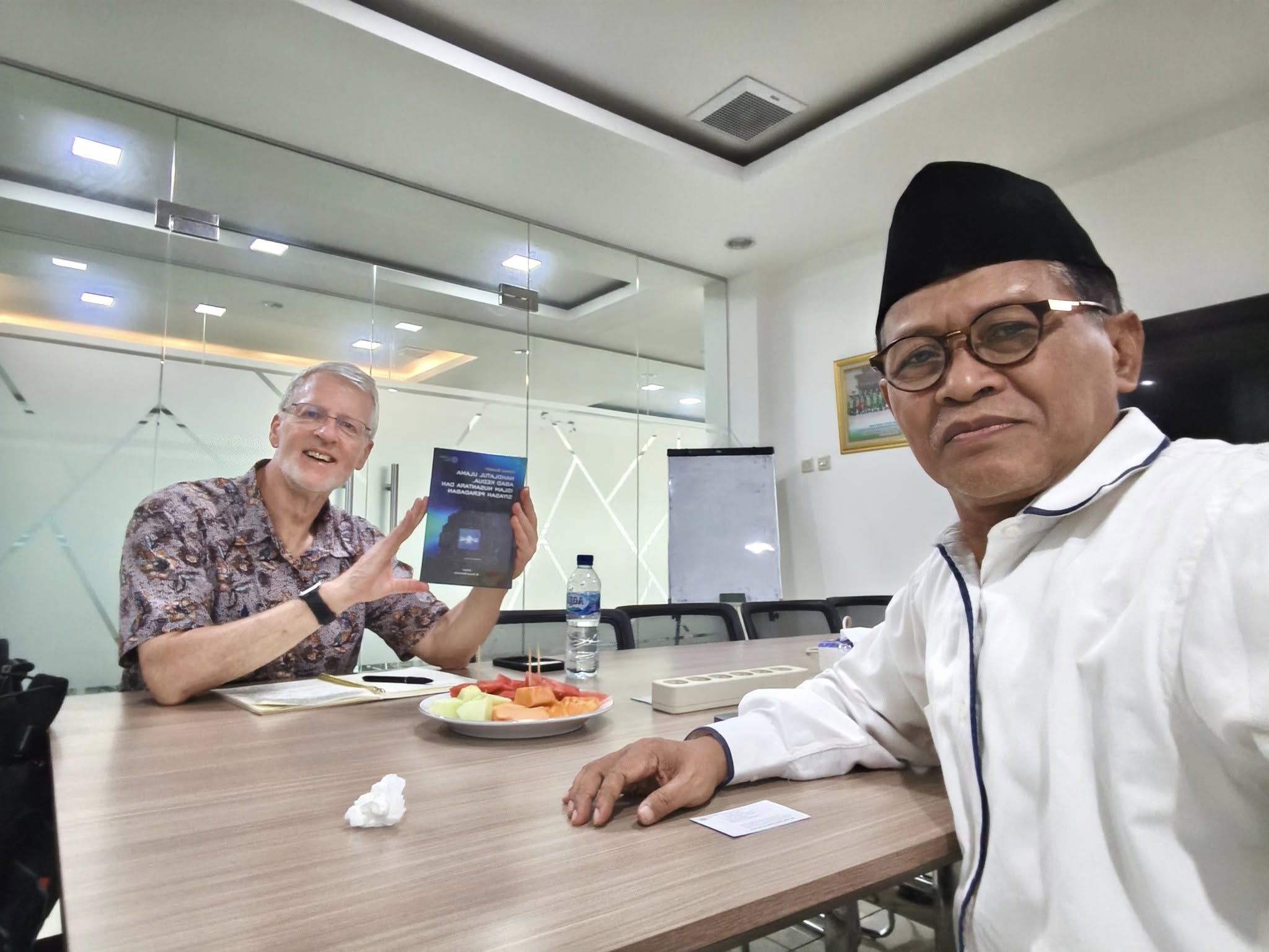 Dr. Ahmad Suaedy Berdiskusi dengan Prof. Greg Fealy